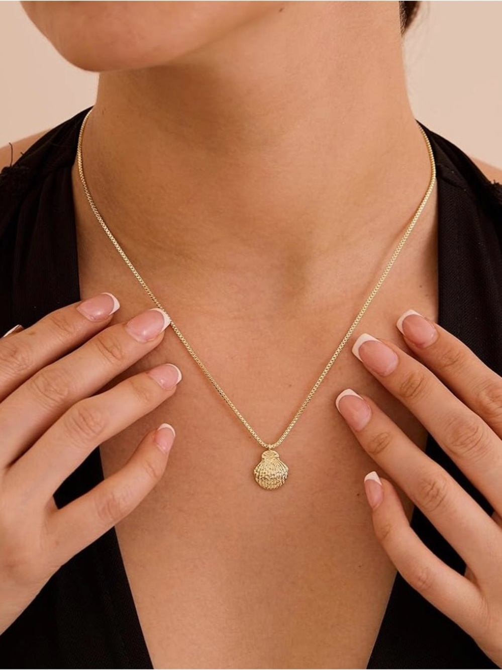 NIB Gold Shell Pendant Necklace